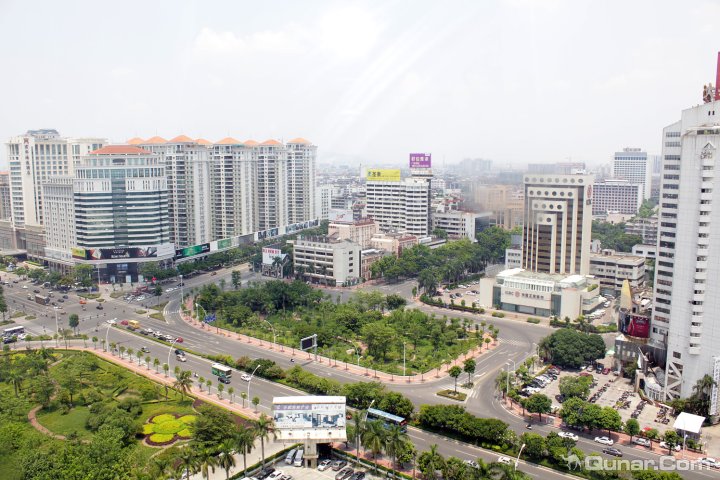 酒店窗外美景 房门旁小植物 浴缸 房间 房间 电梯间 中餐厅早茶 走廊 优点: 1)前台办理入住和退房手续都很速度,热情有礼,精神面貌都挺好,服务很专业。 2)客房很干净整洁,客房服务员也是热情有礼貌,看我们带着孩子还给准备了小孩拖鞋,考虑周到。 3)我们两个房间都不含早,所以第二天我们到楼下中餐厅喝早茶,服务员很热情贴心,餐厅出品新鲜、味道很不错,价格也适中,住客还可以打九折。 4)离店时前台经理看到我们带着小孩子,还特意送了孩子小礼物。 有待改进: 1)我们其中一个房(2308)内有一股异味,闻着不是