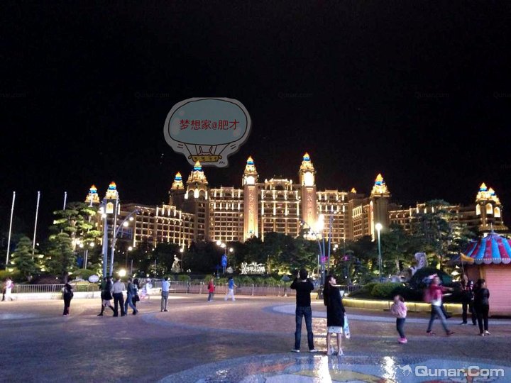 入住过最贴心的亲子酒店,赶上了海洋王国圣诞节的特别活动,也赶上了年会的高峰期,但的确物有所值,还会再来。提醒各位妈妈们,长隆真的是没有淡季的。 交通篇:因为同一个集团的缘故,广州长隆到珠海长隆之间是有免费班车的,前提是您要在集团内的酒店预订至少2天以上的房间,官方建议提前至少一天(我的建议是提前2天,因为看瞅着队伍前面的女英雄华丽丽的没有买到票)去酒店服务中心登记并领取登车票。车程大约是2个半小时,路途比较久而且路上不会经停任何的厕所,孩子小的请酌情带个小尿壶以备不时之需。 周边篇:处于因果关系,能入住这