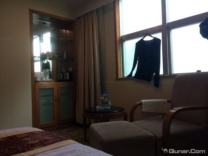 说实话,对于海口老式酒店的印象很一般,空旷的房间、老旧的硬件设备、毫无服务意识的员工.....但是这次入住金银岛酒店却大大颠覆了我对老式酒店的传统印象,给了我一个大大的惊喜。 酒店得天独厚的位置条件使得即使酒店的外观算不上多新颖霸气也能够夺人眼球脱颖而出。酒店位于蓝天路上,便捷的交通不论你想去哪里都可以在酒店门口打车或坐公交。而酒店附近也是很快最近才兴起来的新兴商业区,名门广场、即将开放的海航日月广场、省政府等。不论你是逛街放松还是商务办公都会有你想要的东西。 虽然外观足够低调但是酒店的内容却足够让人震撼