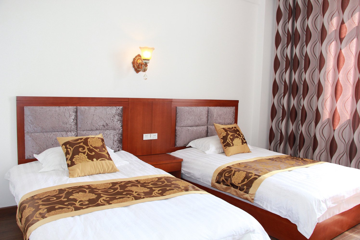 罗田薄刀峰鹞子山庄