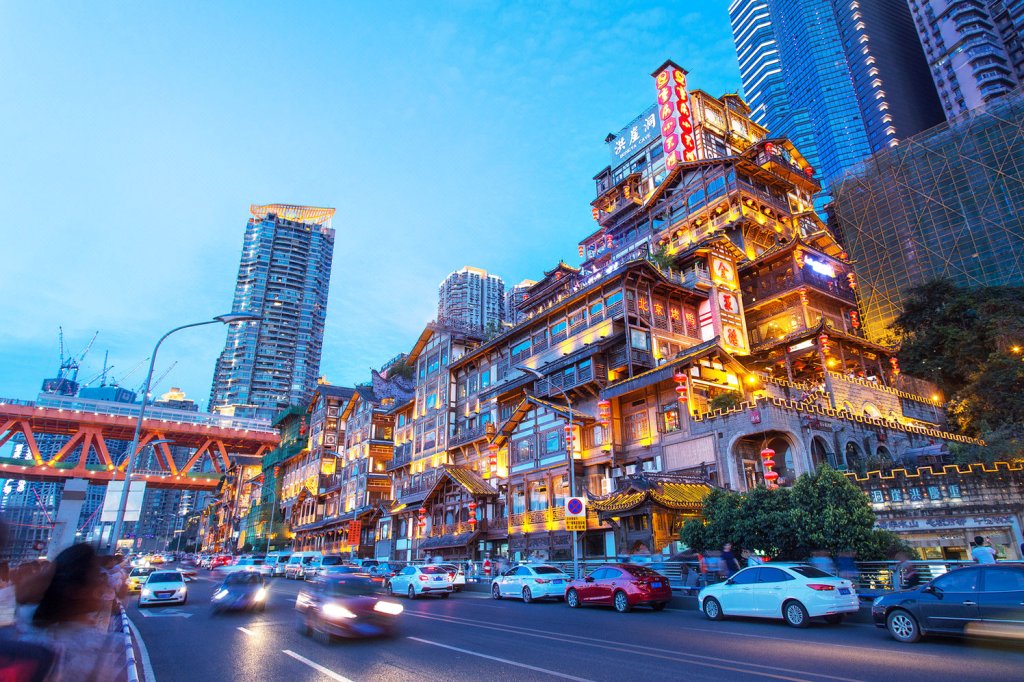 重庆解放碑旁轻轨站上高层江景一室高清投影普通公寓