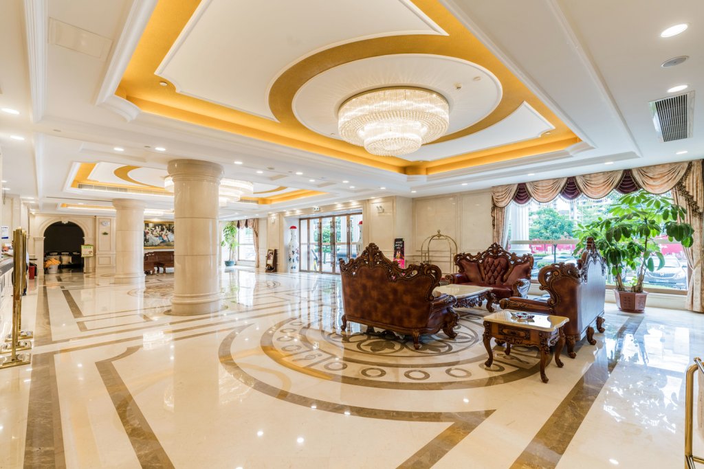 维也纳国际酒店(高州城东客运站店)